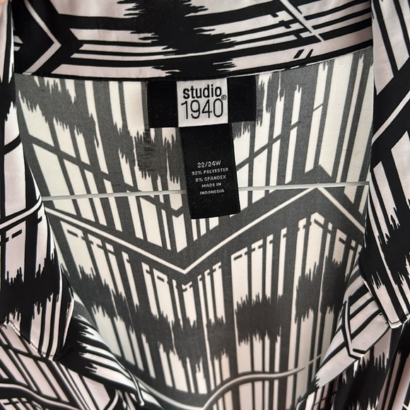 Black and White Top 🩷 - Picture 3 of 8